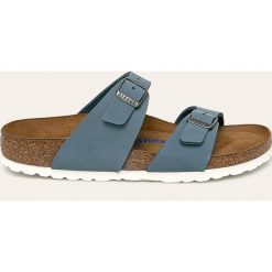 Birkenstock - Klapki skórzane Sydney. Niebieskie klapki damskie Birkenstock, bez wzorów, ze skóry, bez obcasa, na obcasie. W wyprzedaży za 299,90 zł.