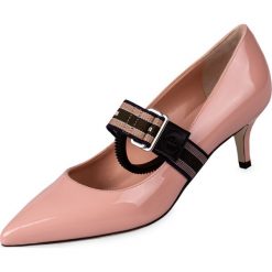 Czółenka Pollini. Brązowe czółenka damskie Pollini, w paski, z lakierowanej skóry, bez obcasa. Za 1430,00 zł.