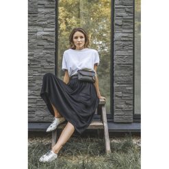 Biały T-shirt oversize z kieszonką Soulful. Białe t-shirty damskie Veva, s, z aplikacjami, bez kołnierzyka. Za 79,00 zł.