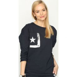 Granatowa Bluzka Angle Star. Szare bluzki damskie z długim rękawem marki Born2be, m, z nadrukiem, retro, z dekoltem w łódkę. Za 44,99 zł.