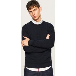 Sweter z dzianiny o strukturalnym splocie - Granatowy. Niebieskie swetry klasyczne męskie marki Reserved, m, z dzianiny. Za 119,99 zł.