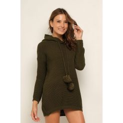 Sukienka "Joanna" w kolorze khaki. Brązowe sukienki damskie Manoukian, l, z kapturem, midi, proste. W wyprzedaży za 109,95 zł.