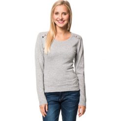 Sweter w kolorze jasnoszarym. Szare swetry klasyczne damskie marki William de Faye, z kaszmiru, z okrągłym kołnierzem. W wyprzedaży za 129,95 zł.