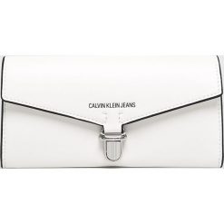 Calvin Klein Jeans - Portfel. Białe portfele damskie marki Calvin Klein Jeans, z jeansu. Za 299,90 zł.