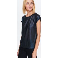 Damska bluzka z błyszczącego materiału. Niebieskie bluzki damskie Top Secret, bez wzorów, eleganckie, bez kołnierzyka. W wyprzedaży za 19,99 zł.
