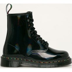 Dr Martens - Workery Rainbow. Czarne workery damskie Dr. Martens, ze skóry, bez obcasa, na obcasie, na sznurówki. Za 679,90 zł.