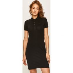 Lacoste - Sukienka. Czarne sukienki damskie Lacoste, na co dzień, s, bez wzorów, z elastanu, casualowe, bez kołnierzyka, z krótkim rękawem, krótkie, mini, proste. W wyprzedaży za 299,90 zł.