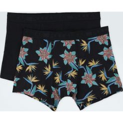 Komplet 2 par bokserek w kwiaty i w czarnym kolorze. Czarne bokserki męskie Pull&Bear, w kwiaty. Za 59,90 zł.