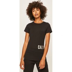 Calvin Klein Performance - T-shirt. Czarne bluzki damskie Calvin Klein Performance, s, z nadrukiem, z elastanu, z okrągłym kołnierzem. Za 199,90 zł.