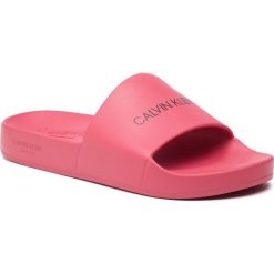 Klapki CALVIN KLEIN - Slide KM0KM00375 654. Czerwone klapki męskie Calvin Klein, z tworzywa sztucznego, bez zapięcia. W wyprzedaży za 129,00 zł.