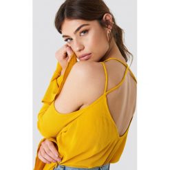 NA-KD Boho Top z odkrytymi ramionami - Yellow. Żółte topy damskie marki NA-KD Boho, z aplikacjami, ze stójką. W wyprzedaży za 50,47 zł.