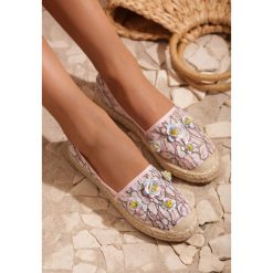 Różowe Espadryle Saturday Sun. Różowe espadryle damskie Renee, w koronkowe wzory, z koronki, bez obcasa, na płaskiej podeszwie. Za 49,99 zł.