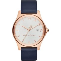Marc Jacobs HENRY Zegarek blau. Niebieskie, analogowe zegarki damskie marki Marc Jacobs. Za 919,00 zł.
