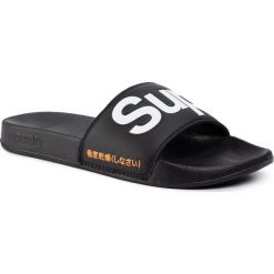 Klapki SUPERDRY - Classic Pool Slide MF300004A Black 02A. Czarne klapki męskie Superdry, bez wzorów, ze skóry ekologicznej. Za 129,00 zł.