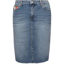 Spódnica jeansowa Tommy Jeans Long Denim DW0DW07321. Niebieskie spódniczki damskie Tommy Jeans, bez wzorów, z elastanu. W wyprzedaży za 269,00 zł.