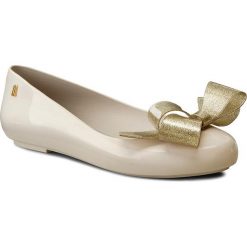 Baleriny MELISSA - Space Love IV Ad 31954 Beige 01319. Brązowe półbuty damskie Melissa, na co dzień, bez wzorów, z tworzywa sztucznego, klasyczne, bez obcasa, na płaskiej podeszwie, bez zapięcia. W wyprzedaży za 159,00 zł.