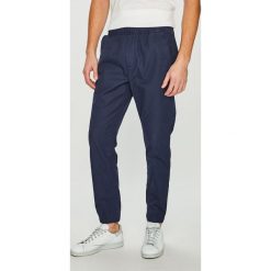 Tommy Jeans - Spodnie. Niebieskie spodnie męskie Tommy Jeans, na co dzień, xl, bez wzorów, z bawełny, casualowe. W wyprzedaży za 269,90 zł.