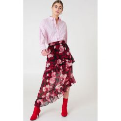 NA-KD Boho Asymetryczna spódnica z falbanką - Red,Multicolor. Czerwone spódniczki damskie NA-KD Boho, bez wzorów, z poliesteru, boho, krótkie, mini, asymetryczne. Za 121,95 zł.