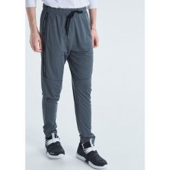 Joggery w sportowym stylu z lampasem - Szary. Szare spodnie męskie marki Cropp, s, bez wzorów, sportowe. Za 89,99 zł.