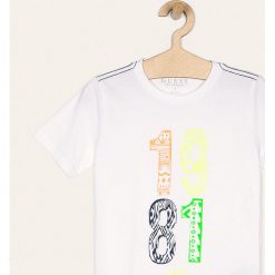 Guess Jeans - T-shirt dziecięcy 118-175 cm. Białe t-shirty chłopięce Guess Jeans, z nadrukiem, z bawełny, bez rękawów. W wyprzedaży za 59,90 zł.