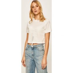 Guess Jeans - T-shirt. Czarne bluzki damskie Guess Jeans, s, z nadrukiem, z bawełny, z okrągłym kołnierzem. Za 189,90 zł.