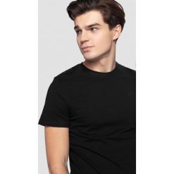 T-shirt męski TSM300 - głęboka czerń. Czarne koszulki męskie 4f, m, bez wzorów, bez kołnierzyka. Za 39,99 zł.