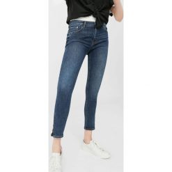 Mango - Jeansy Isa. Niebieskie jeansy damskie marki Mango, z elastanu. W wyprzedaży za 69,90 zł.