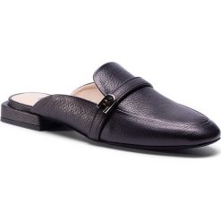 Klapki FURLA - 1927 YC80ACO-Y53000-O6000-1-007-20-IT Nero. Czarne klapki damskie Furla, bez wzorów, ze skóry, bez obcasa, na obcasie. Za 1129,00 zł.