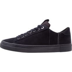 HUB HOOK Sneakersy niskie dark navy. Niebieskie sneakersy męskie marki HUB, bez wzorów, z weluru, bez zapięcia. Za 379,00 zł.