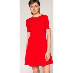 Tommy Hilfiger - Sukienka Rayana. Czerwone sukienki damskie TOMMY HILFIGER, na co dzień, s, bez wzorów, z wiskozy, casualowe, z okrągłym kołnierzem, z krótkim rękawem, krótkie, mini, rozkloszowane. W wyprzedaży za 339,90 zł.