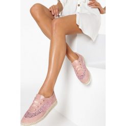 Różowe Espadryle Helsy. Różowe espadryle damskie Born2be, bez wzorów, bez obcasa. W wyprzedaży za 49,99 zł.