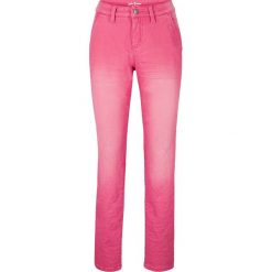 Dżinsy BOYFRIEND z zagnieceniami bonprix różowy. Różowe jeansy damskie bonprix. Za 54,99 zł.
