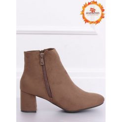Botki na obcasie beżowe K1825116 TAUPE. Brązowe botki damskie obuwie damskie, z zamszu, bez obcasa, na obcasie, na zamek. Za 109,88 zł.