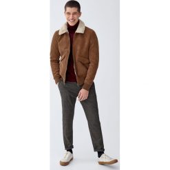 Sztruksowa kurtka pilotka z kołnierzem ze sztucznym futerkiem. Kurtki męskie Pull&Bear, m, bez wzorów, ze sztruksu, bez kaptura. Za 229,00 zł.
