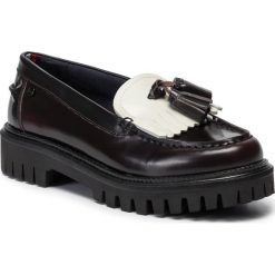 Mokasyny TOMMY HILFIGER - Iconic Polished Loafer FW0FW04289 Rwb 020. Czerwone mokasyny damskie TOMMY HILFIGER, ze skóry, na obcasie. W wyprzedaży za 449,00 zł.