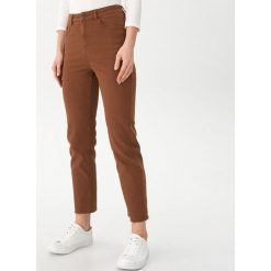 Jeansy high waist streight - Brązowy. Pomarańczowe jeansy damskie House, bez wzorów, z jeansu, z podwyższonym stanem. Za 89,99 zł.