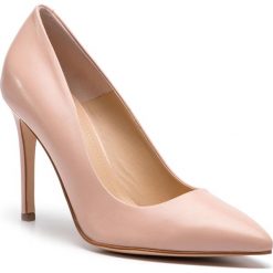 Szpilki SOLO FEMME - 34201-A8-E06/000-04-00 Pudrowy Róż. Różowe półbuty damskie Solo Femme, bez wzorów, ze skóry, bez obcasa, na obcasie, bez zapięcia. W wyprzedaży za 209,00 zł.