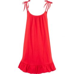 Sukienka shirtowa z falbaną i wiązanymi ramiączkami bonprix truskawkowy. Czerwone sukienki damskie bonprix, bez wzorów, bez kołnierzyka, bez rękawów. Za 37,99 zł.