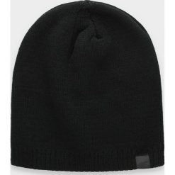 Czapka męska CAM300 - głęboka czerń. Czapki męskie 4f, bez wzorów. Za 29,99 zł.