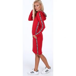 Sukienka sportowa z lampasami czerwona 1858. Czerwone sukienki damskie Fasardi, s, bez wzorów, sportowe, bez kołnierzyka, bez rękawów, sportowe. Za 69,00 zł.