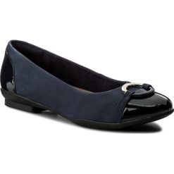 Baleriny CLARKS - Neenah Vine 261324594 Navy Combi. Niebieskie baleriny damskie lakierowane marki Clarks, z lakierowanej skóry. W wyprzedaży za 169,00 zł.