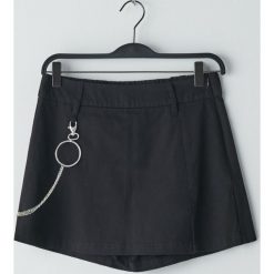 Spódnico spodnie high waist z łańcuchem - Czarny. Czarne spodnie damskie Cropp, z podwyższonym stanem. W wyprzedaży za 19,99 zł.