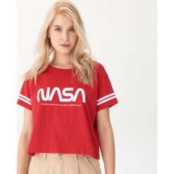 T-shirt NASA - Czerwony. Czerwone t-shirty damskie House, xs, bez wzorów, bez kołnierzyka. W wyprzedaży za 29,99 zł.