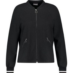 Kurtka w kolorze czarnym. Czarne kurtki damskie SAMOON, bez wzorów, bez kaptura. W wyprzedaży za 305,95 zł.