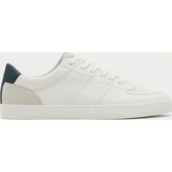 Buty sportowe męskie: Białe buty sportowe ze zdobieniem brogue