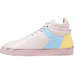 Leandro Lopes Tenisówki i Trampki wysokie baby pink/baby blue/yellow. Różowe tenisówki damskie marki Leandro Lopes, ze skóry. W wyprzedaży za 403,60 zł.