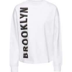 Bluza z nadrukiem bonprix biały z nadrukiem. Białe bluzy damskie marki bonprix, z nadrukiem, bez rękawów, bez kaptura. Za 44,99 zł.