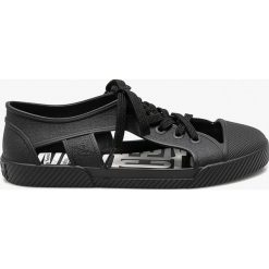 Melissa - Tenisówki Vivienne Westwood Anglomania. Czarne tenisówki damskie marki Melissa, z gumy, na sznurówki. Za 649,90 zł.