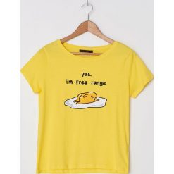 Koszulka z nadrukiem Gudetama - Żółty. Żółte koszulki damskie House, xl, z nadrukiem, bez kołnierzyka, bez rękawów. Za 39,99 zł.
