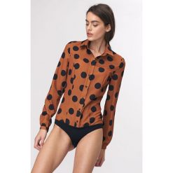 Bluzka koszulowa body w grochy. Bluzki damskie e-margeritka.pl, s, w grochy, z poliesteru, eleganckie, z koszulowym kołnierzykiem, z długim rękawem. Za 138,99 zł.